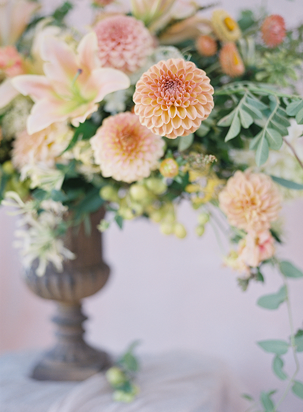 peach wedding flowers, floret flowers, California wedding | Heather Payne Photography